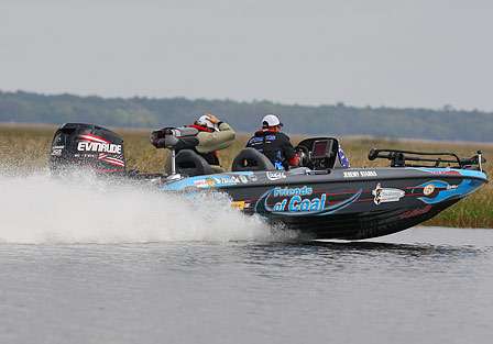 The fishing remained slow for Starks and Pennington in Lake Kissimmee, so Starks decides they need to make a move north to Lake Hatchineha. 