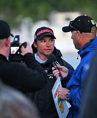 <p>
	Leader Brandon Palaniuk conducts an interview, telling emcee Dave Mercer heâd gladly take another hook if it meant another 24-pound bag.</p>
