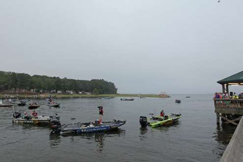 <p>
	Elite Series anglers line up behind one another as they anticipate take-off.</p>
