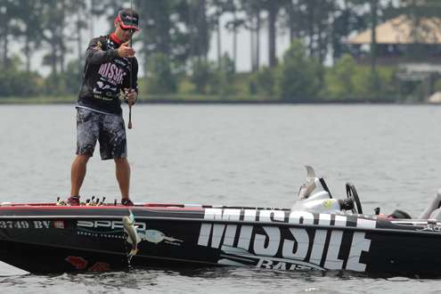 <p>
	Crews flip the fish into the boat. </p>
