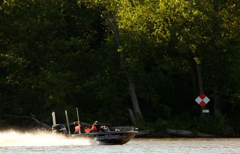 <p>
	After boating a quick limit on the Minnesota side of the Mississippi River, Jason Quinn moves to a backwater area in Wisconsin.</p>
