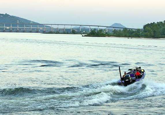 A team heads toward Murray Lock and Dam. Teams in the Carhartt Bassmaster College Series National Championship can fish three pools of the river.