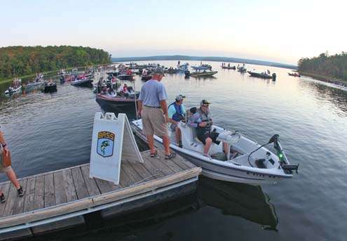 <p>
	Teams sit in line waiting for the official start.</p>
