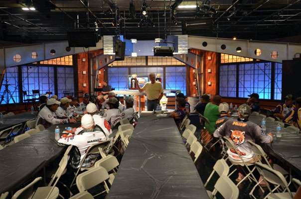 <p>
	College anglers listen as Jerry McKinnis speaks to the crowd during dinner. </p>
