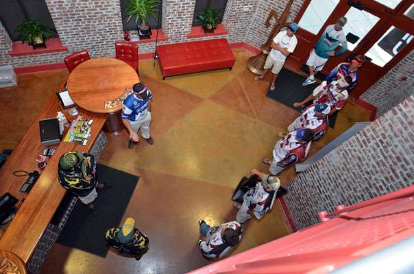 <p>
	Elite Series pro Todd Faircloth addresses and answers questions from a group of college anglers.</p>
