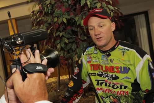 <p>
	Toyota Tundra Angler of the Year Brent Chapman talks to the media. </p>
