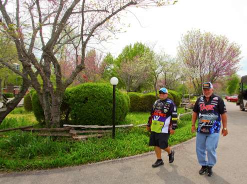 <p>Bill Lowen and Tommy Biffle walked together to the anglers briefing. </p>