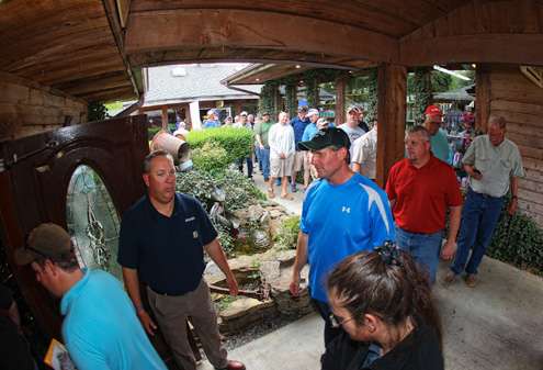 <p>After their briefing, Marshals make their way to be paired with their Day One pros. </p>