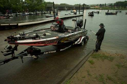 <p>Camera man Rick Mason, with a GoPro on a PVC pole, gets a close view of Edwin Evers' boat bilge stream.</p>
