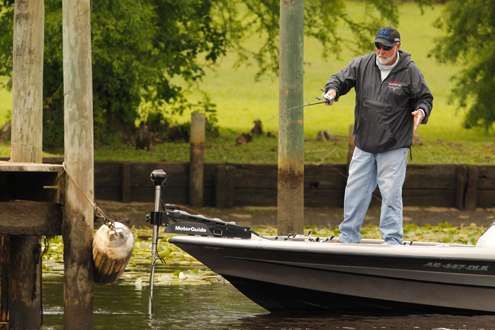 <p>Ray Brazier makes a pitch to boat dock pilings.</p>
