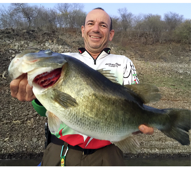 Jose Perez<br> Arizona<br> 10-7<br> Baccarac Lake, Sinaloa, Mexico<br> soft plastic stickbait (watermelon) 