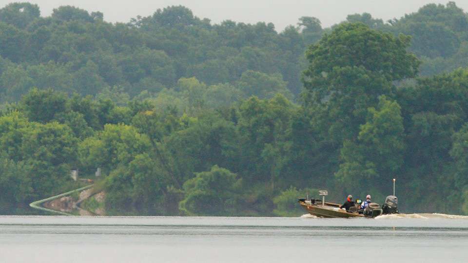 The boat is rigged to run shallow with a performance edge. A 70-horsepower Yamaha weighing around 257 pounds powers the rig. Thatâs substantially lighter than a comparable 90 horsepower motor for which the boat is rated. 