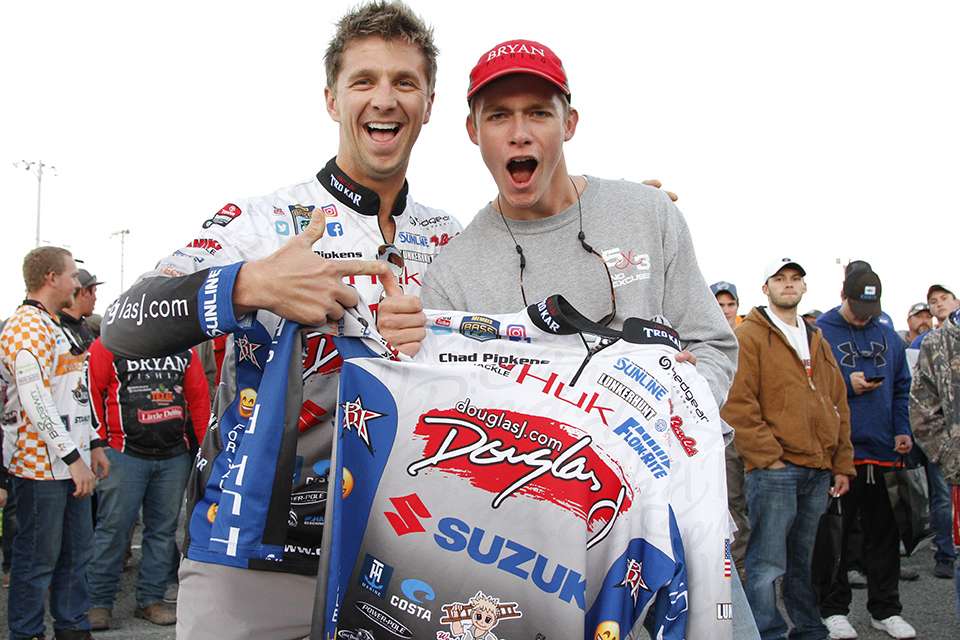 Chad Pipkens poses with Ethan Shaw who won his jersey.