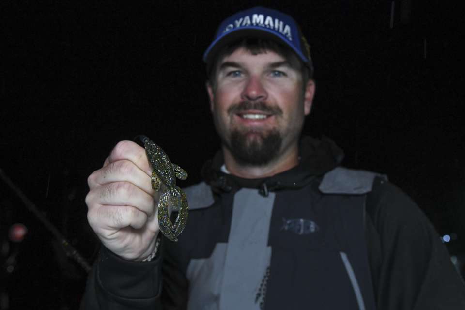 His primary setup was a Big Bite Baits 4-inch Fighting Frog, rigged on a 4/0 Gamakatsu G-Finesse Heavy Duty Worm Hook, with a 1/4-ounce tungsten weight. 
