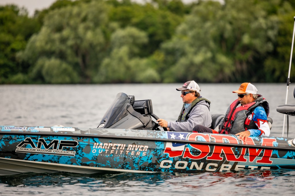 196 action photos from the St. Lawrence River Bassmaster